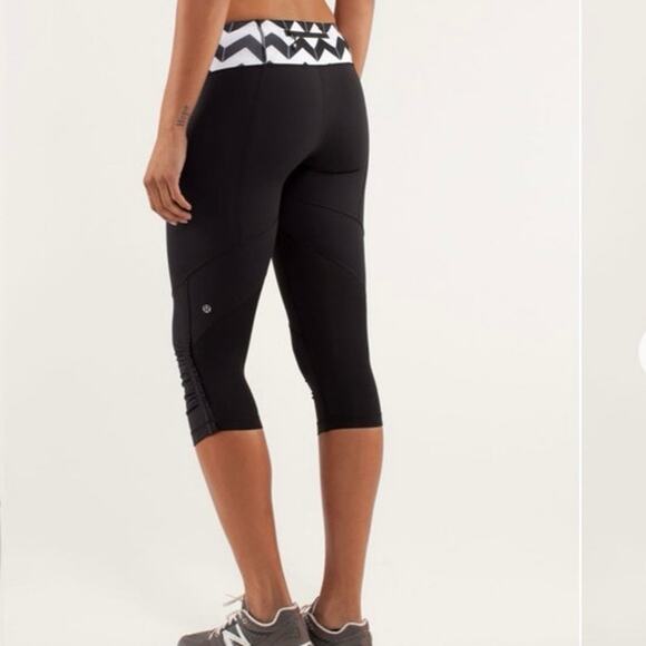 Lululemon Run For Your Life Crop Leggings Black with Chevron White Waist Size 6 - Picture 2 of 11